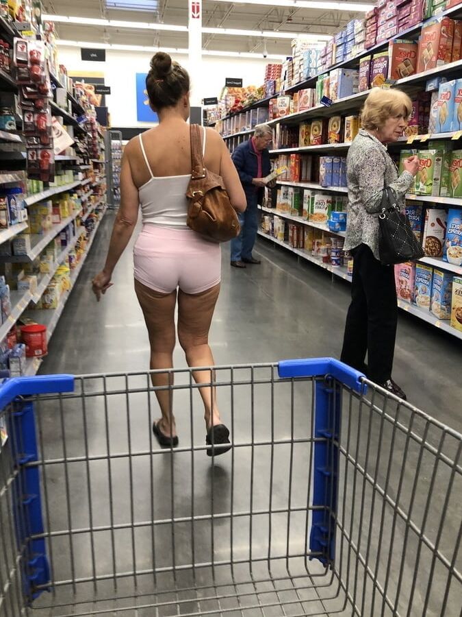 Leslie Walmart posing cellulite saggy tits long nipples