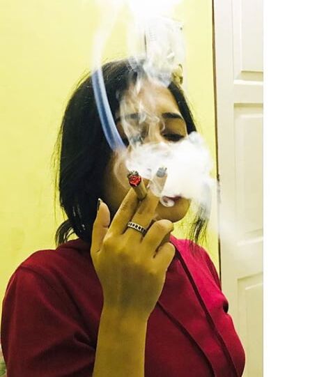 Smoking HOT Desi Indian girl