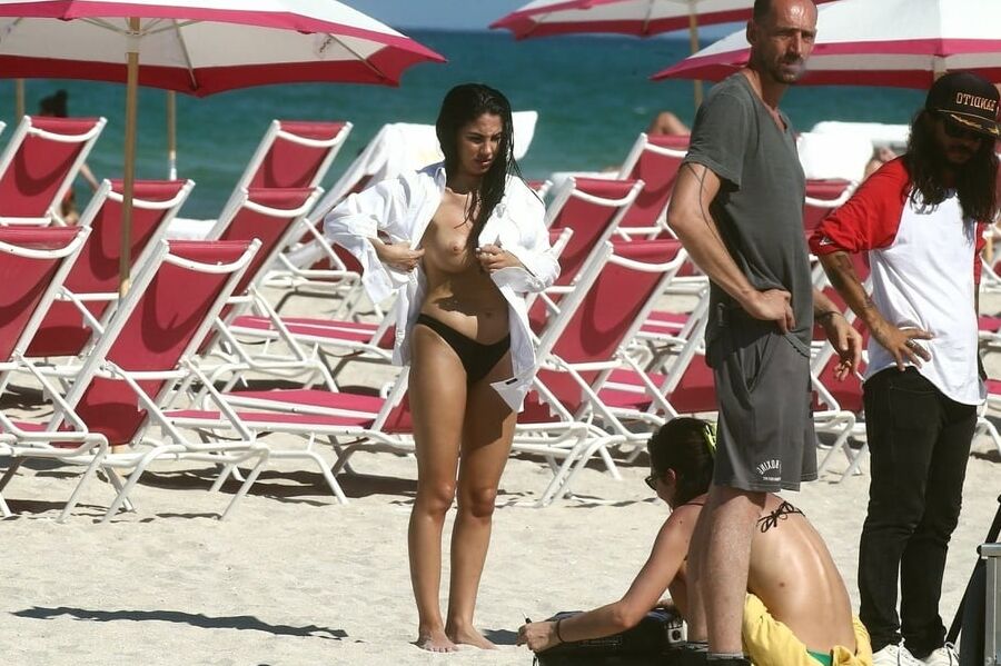 Giulia de Lellis beach topless april