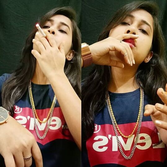 Smoking HOT Desi Indian girl