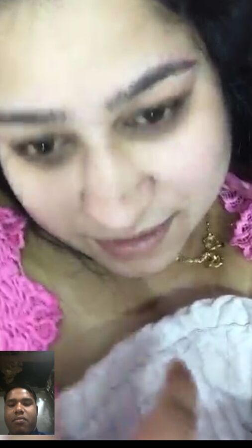 Desi Pakistan busty Deepika showing her boobs to secret bf