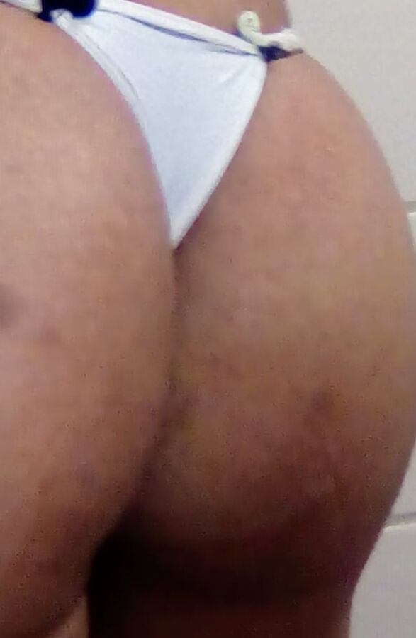 husband cdzinha in bed in shorts, wanting stick