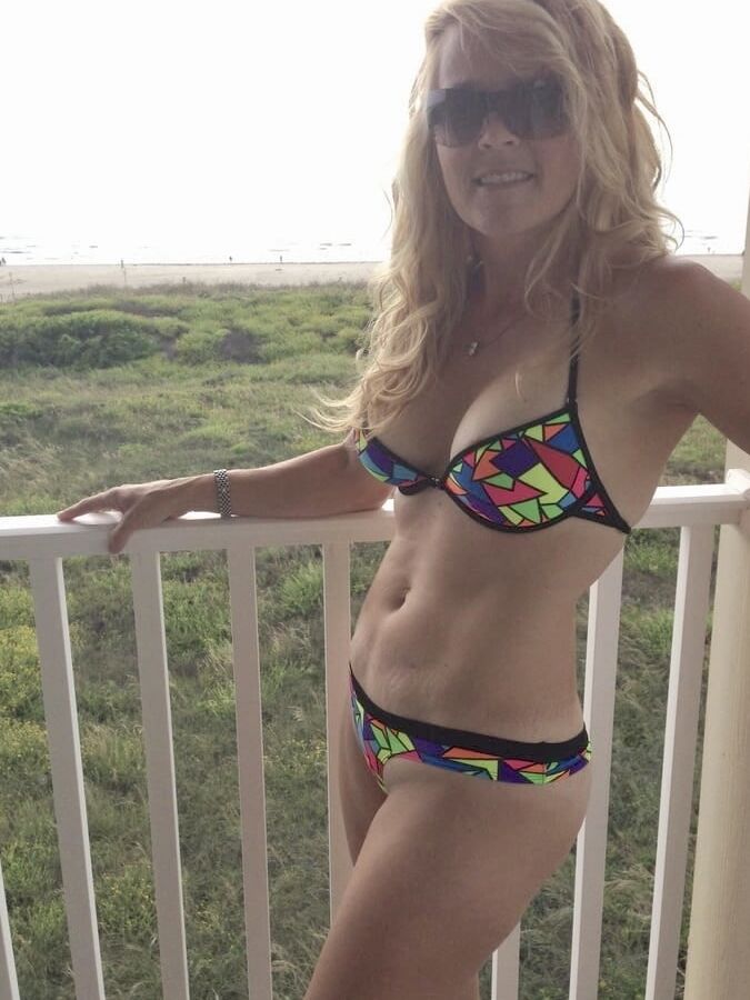 Gorgeous Smile On Fit Hairy Big Tit MILF On Vacation