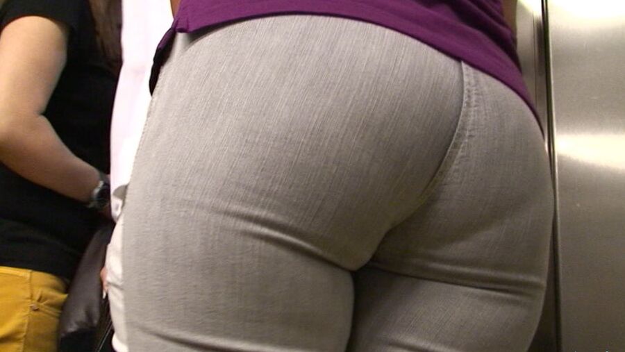 DELICIOUS TIGHT BIG ASS IN GRAY JEANS
