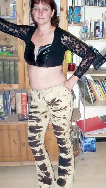Chubby german wife Sofia strips out of combat trousers