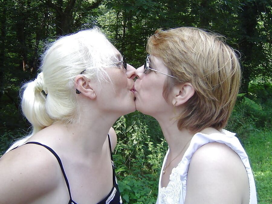 kissing ladys