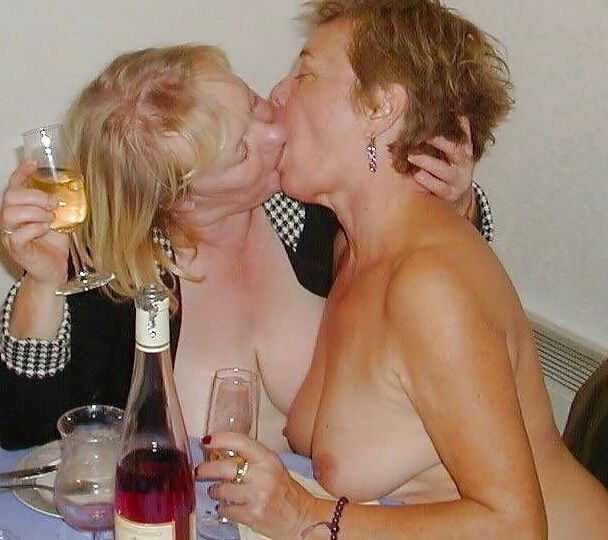 kissing ladys