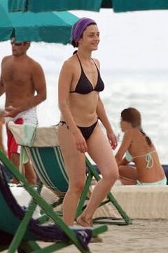Carmen Consoli in bikini a Forte dei Marmi