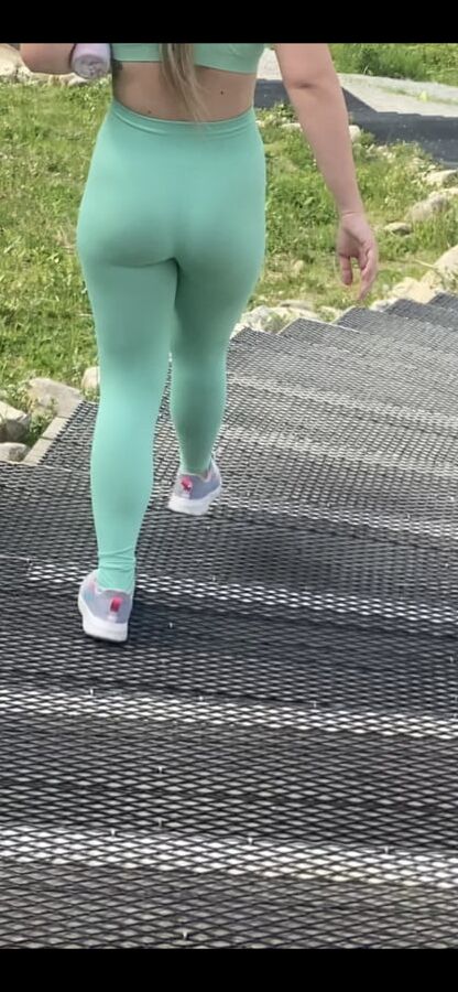 Fit Sexy PAWG caught doing the Coquitlam Crunch in spandex