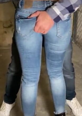 En jeans moulants elle se laisse peloter le cul manoseada