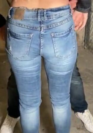 En jeans moulants elle se laisse peloter le cul manoseada
