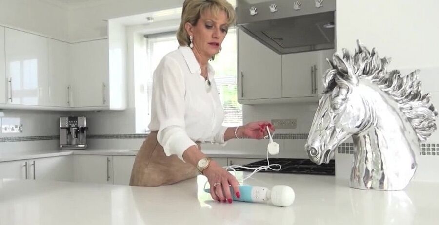 Lady Sonia Cums In Her Kitchen