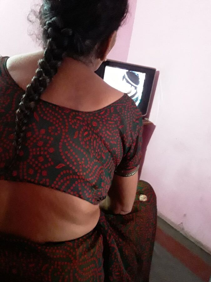 Policz indian village mom sexy in sari watch television