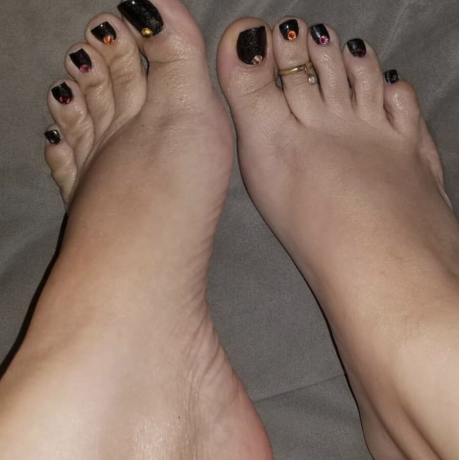 beautiful LATINA toes and soles pt