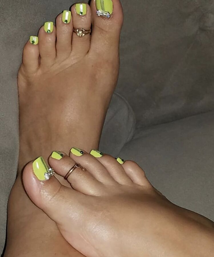 beautiful LATINA toes and soles pt