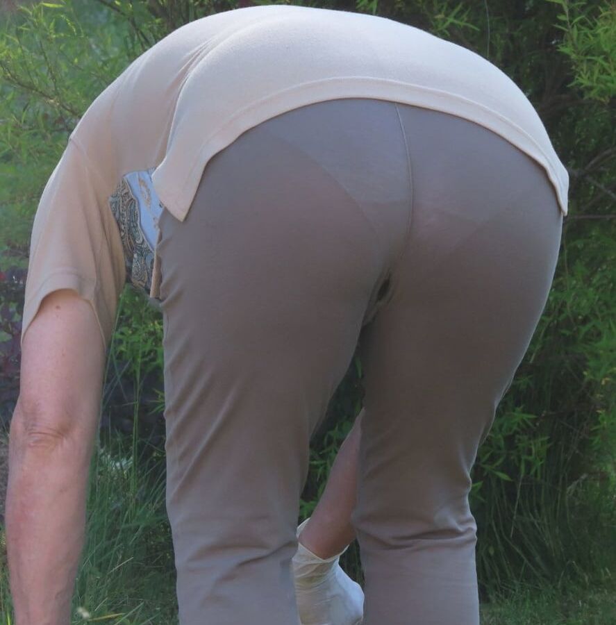 nice granny ass V