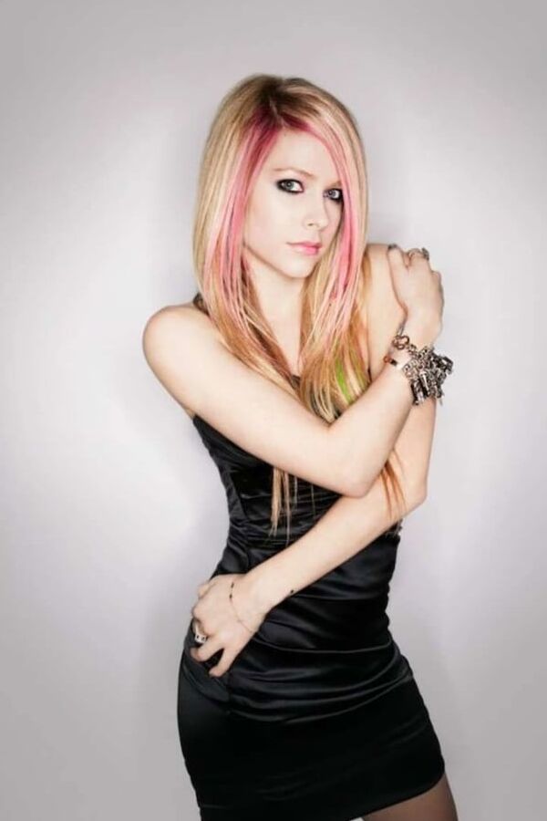 Avril Lavigne is your nev girlfriend