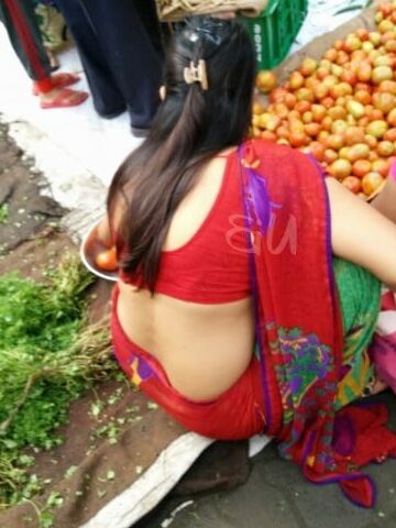 Real Desi Bhabhi hot saree Voyeur picture in market area
