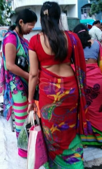 Real Desi Bhabhi hot saree Voyeur picture in market area