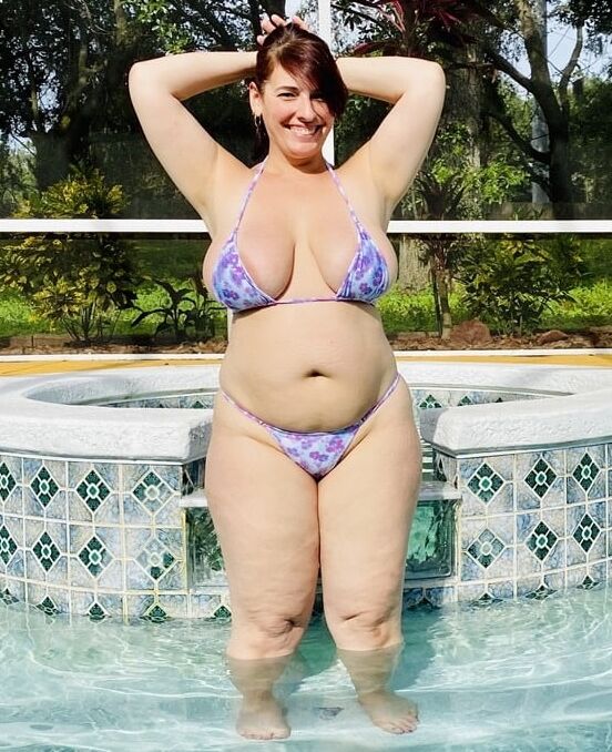 Sexy Andrea in purple bikini