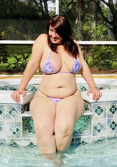 Sexy Andrea in purple bikini
