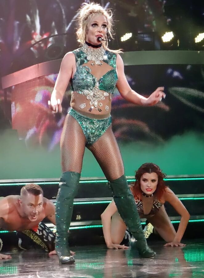 britney spears live on stage