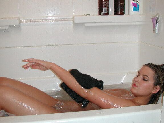 Lauren takes a bath in her undies