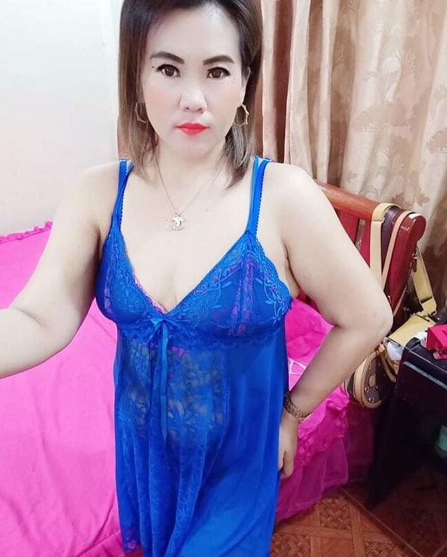 Seorang janda yang memakai baju sexy
