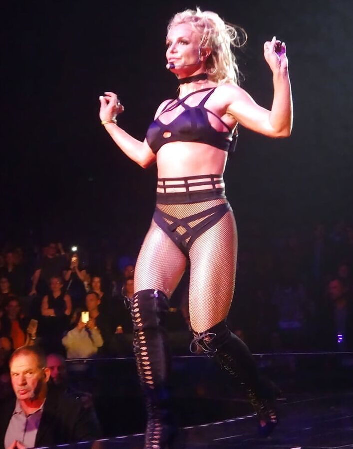 britney spears live on stage