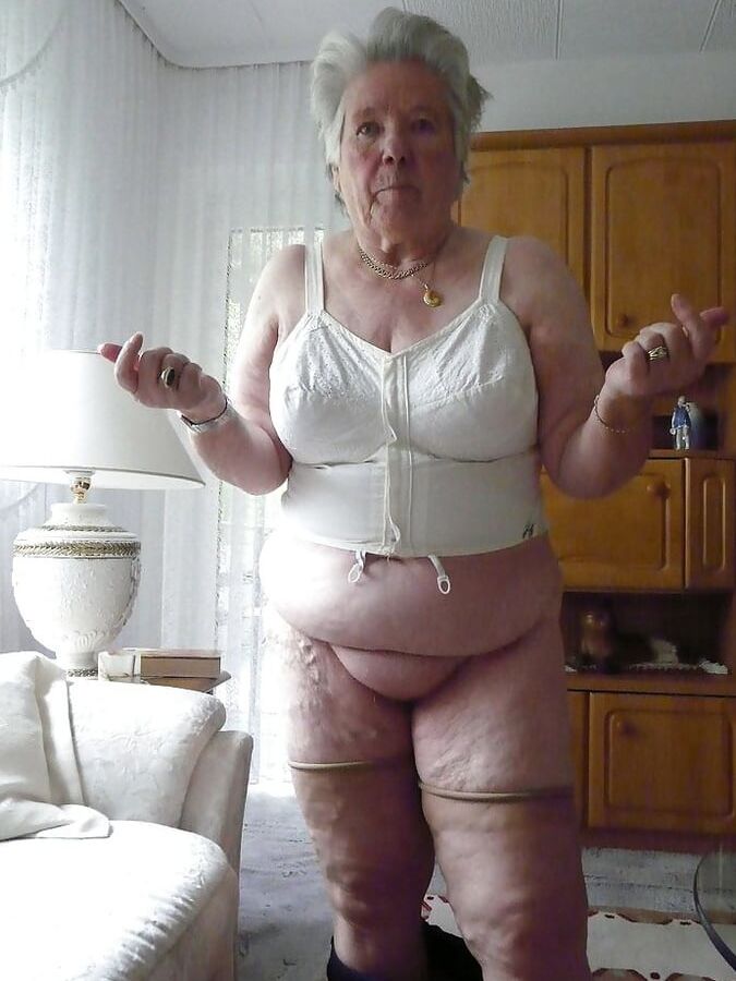 - Grandma horny and fat - Oma geil und fett