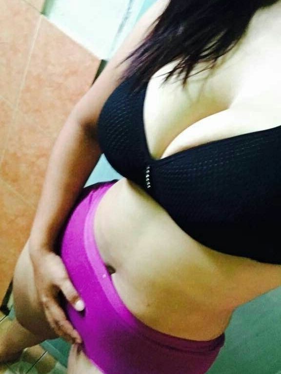 Sri lankan black bra selfie