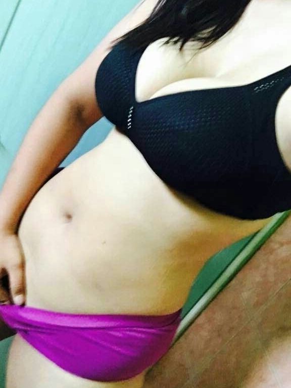 Sri lankan black bra selfie