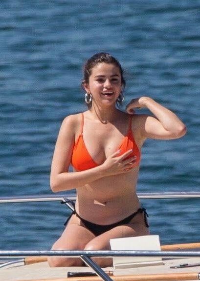 Selena gomez hot
