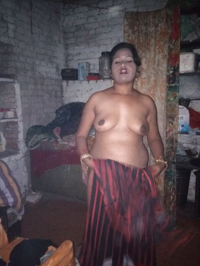 Indian desi villger wife bathing hot nude pic