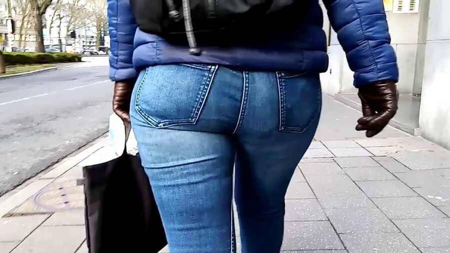 Big Booty Milf in JEANS
