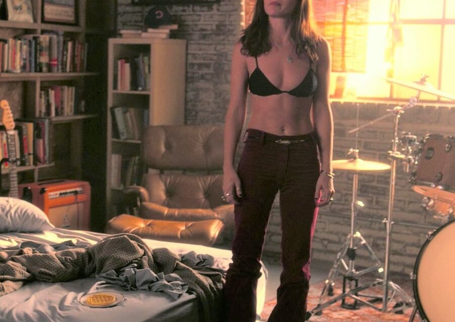 Britt Robertson is so hot I want to lick her!
