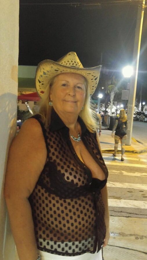 Mature and hot (Hot outdoor)
