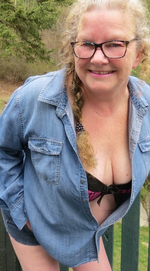 Mature and hot (Hot outdoor)