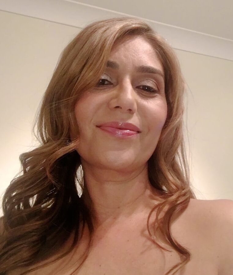 Sexy Dana da Silva from Melbourne, Australia showing off