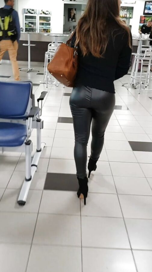 Juicy ASS in leather pants