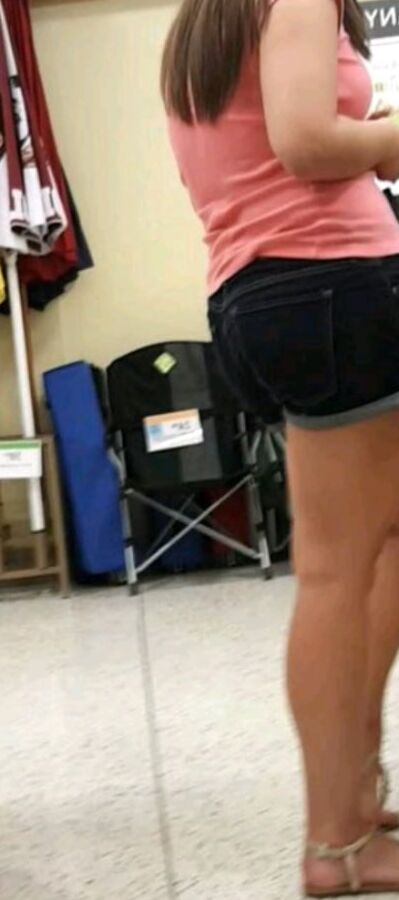 Voyeur nice ass in shorts in checkout line