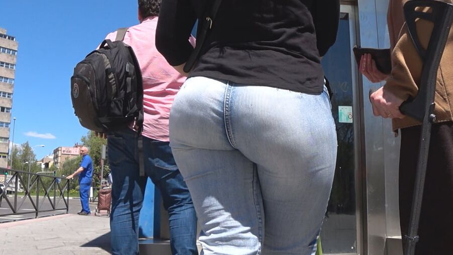 ROUND BIG ASS IN JEANS