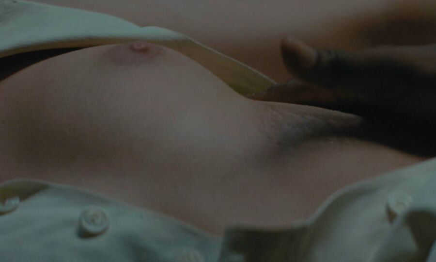 Kristen Stewart topless in Seberg ()
