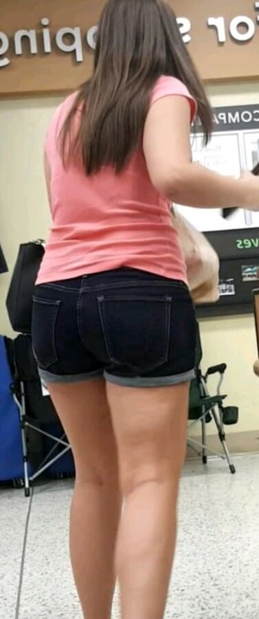 Voyeur nice ass in shorts in checkout line