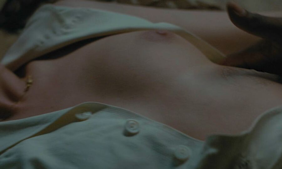 Kristen Stewart topless in Seberg ()