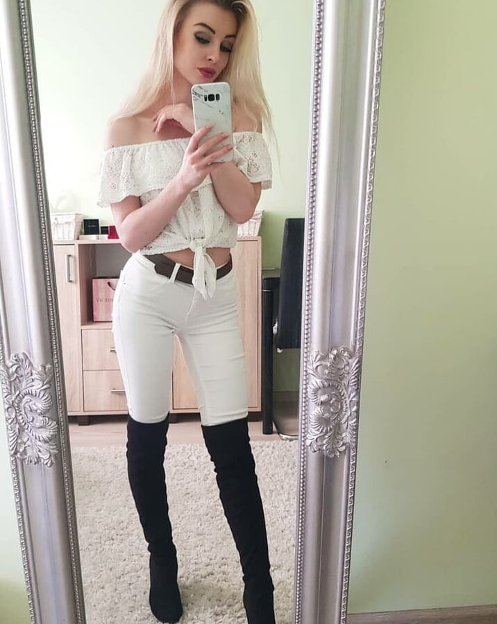 blonde selfie