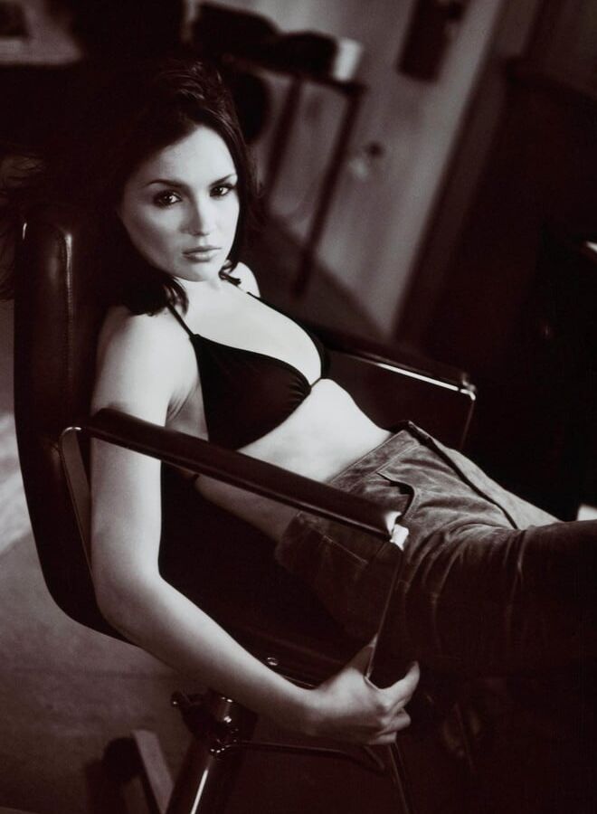 Rachael Leigh cook she is very hot.