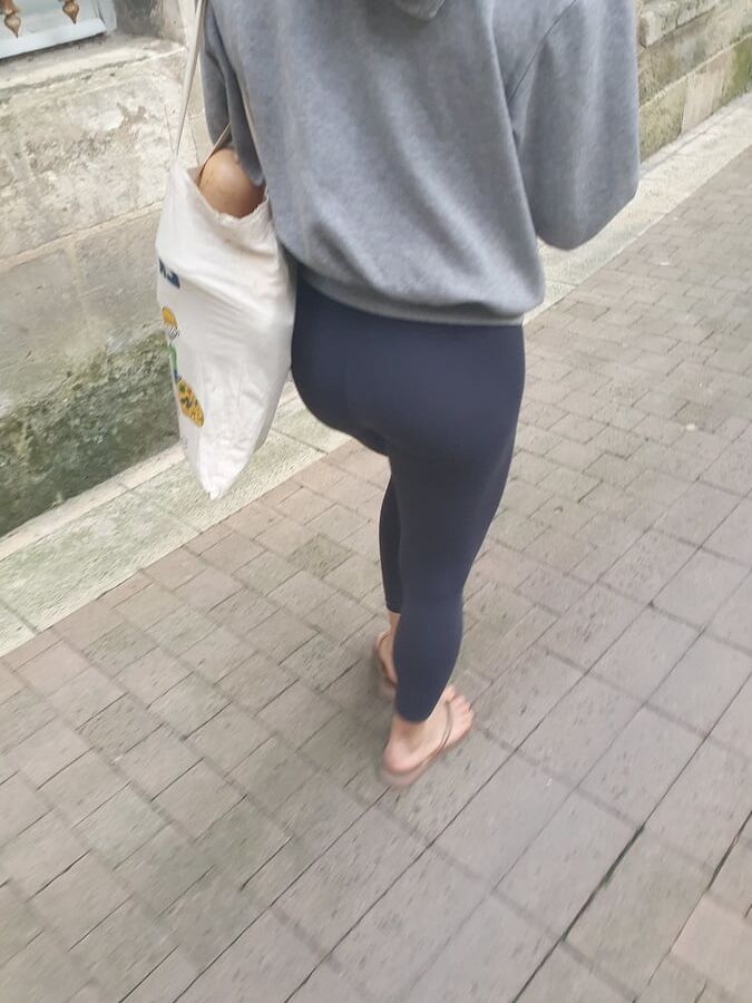 TIGHT ASS IN YOGA PANTS