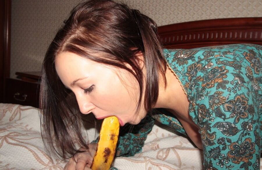 Open pussy and banana sucking