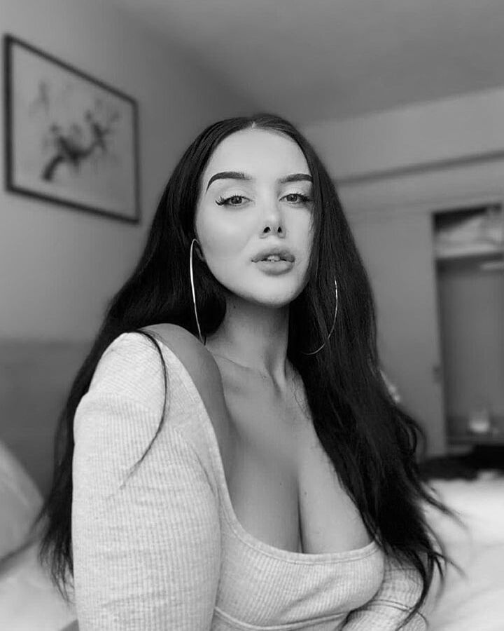 Larissa - The perfect bombshell (B&amp;W edition)